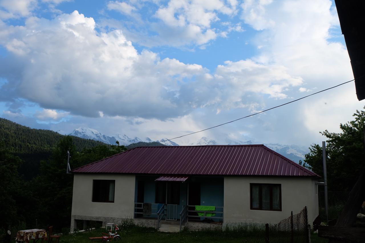 Valodia Guest House In Mestia Zewnętrze zdjęcie